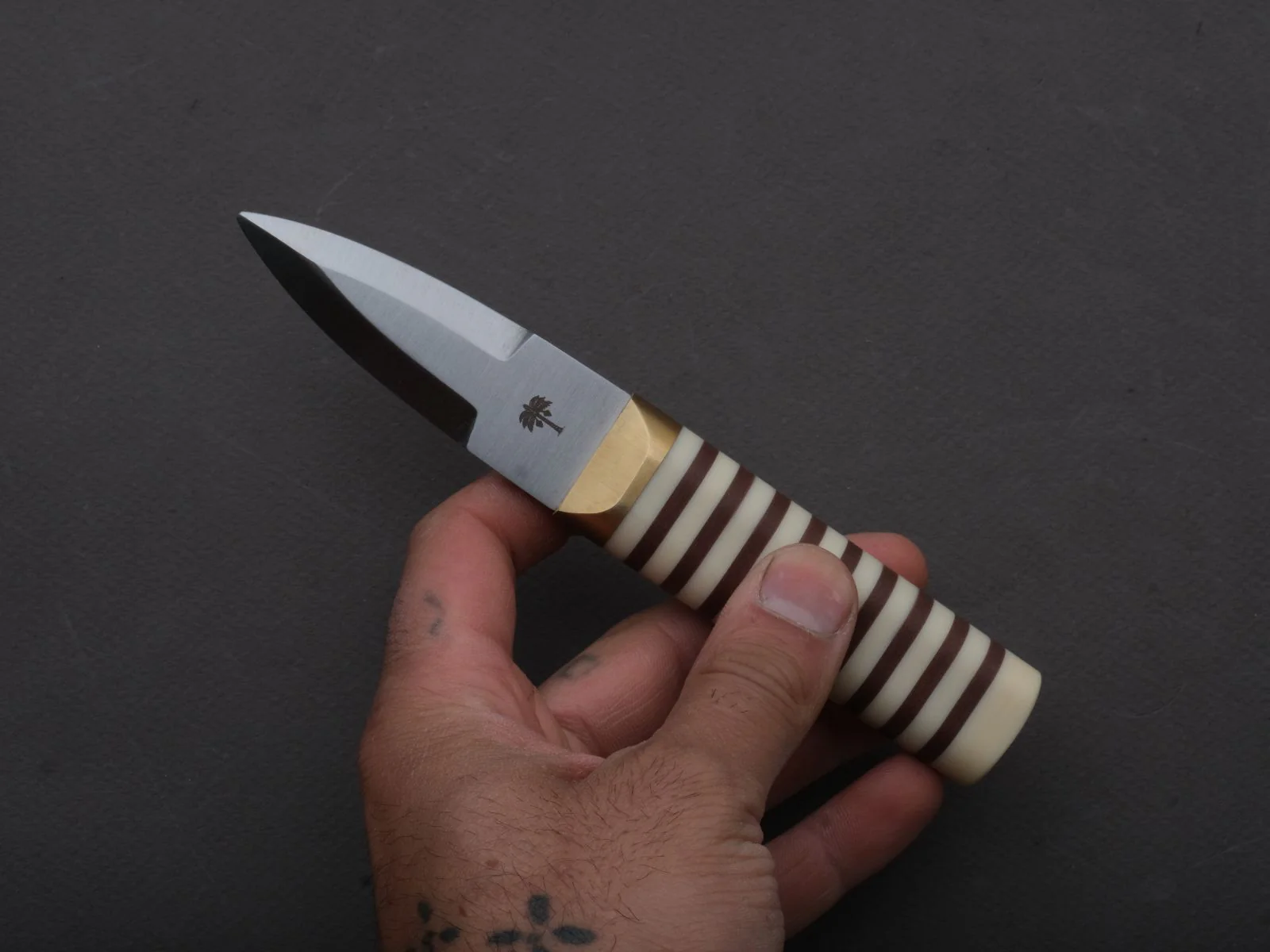 Florentine Kitchen Knives - Oyster Shucker - Stainless - Stacked White and Brown Composite Handle - Image 2