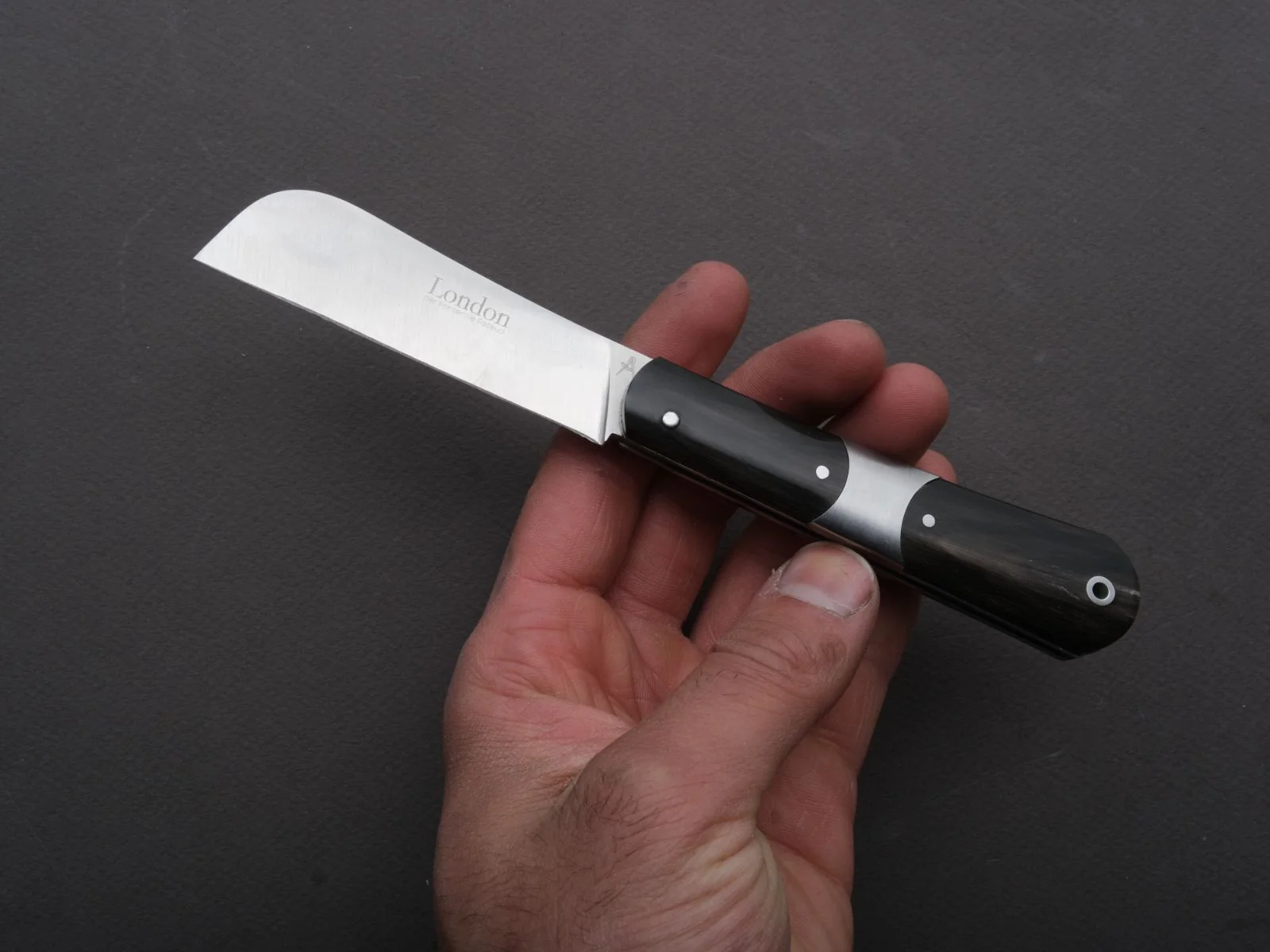 Fontenille Pataud - Folding Knife - London - Slip Joint - 14C28N Stainless - 9cm - Cow Horn - Leather Sleeve - Image 3