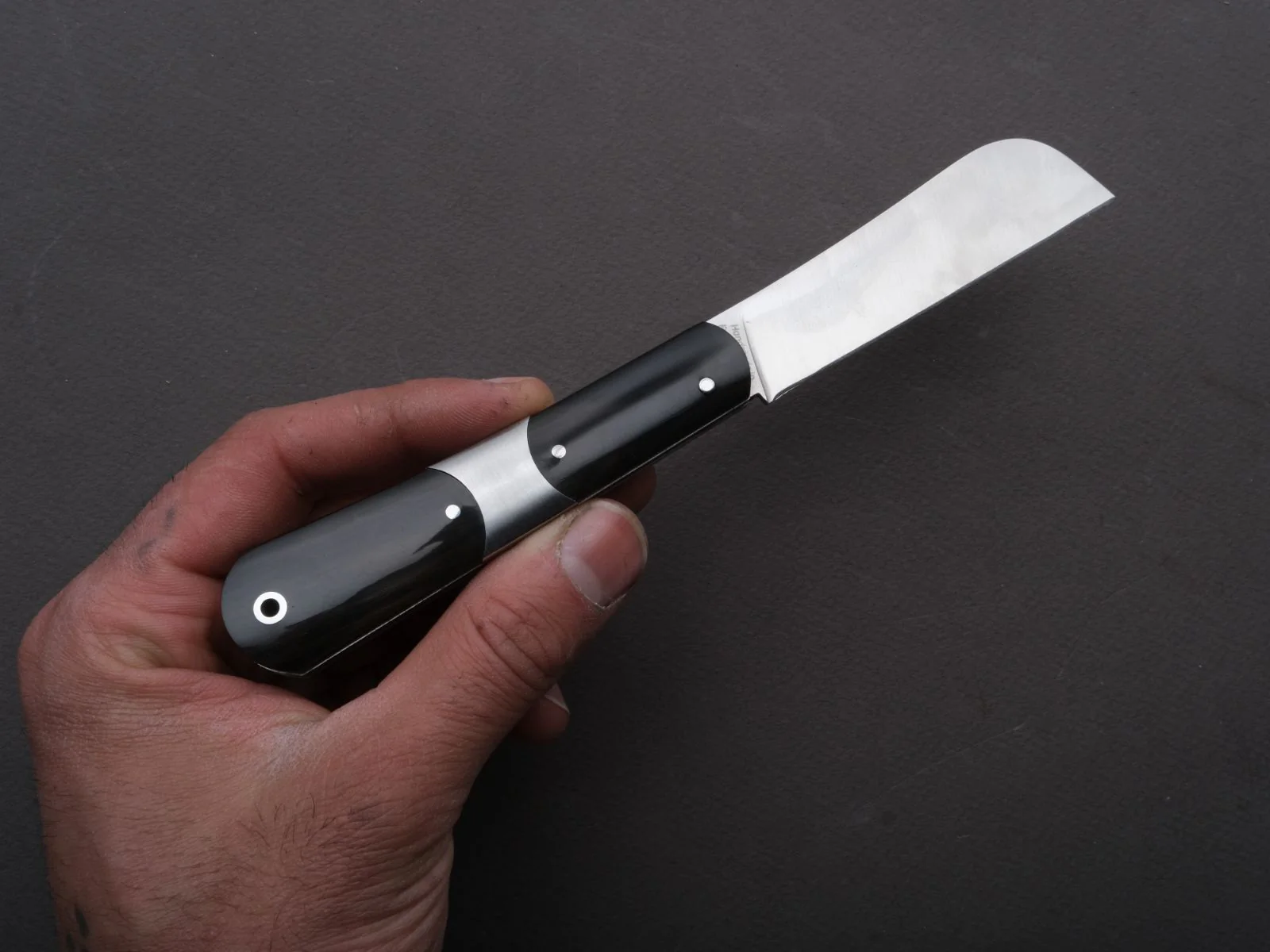 Fontenille Pataud - Folding Knife - London - Slip Joint - 14C28N Stainless - 9cm - Cow Horn - Leather Sleeve - Image 4