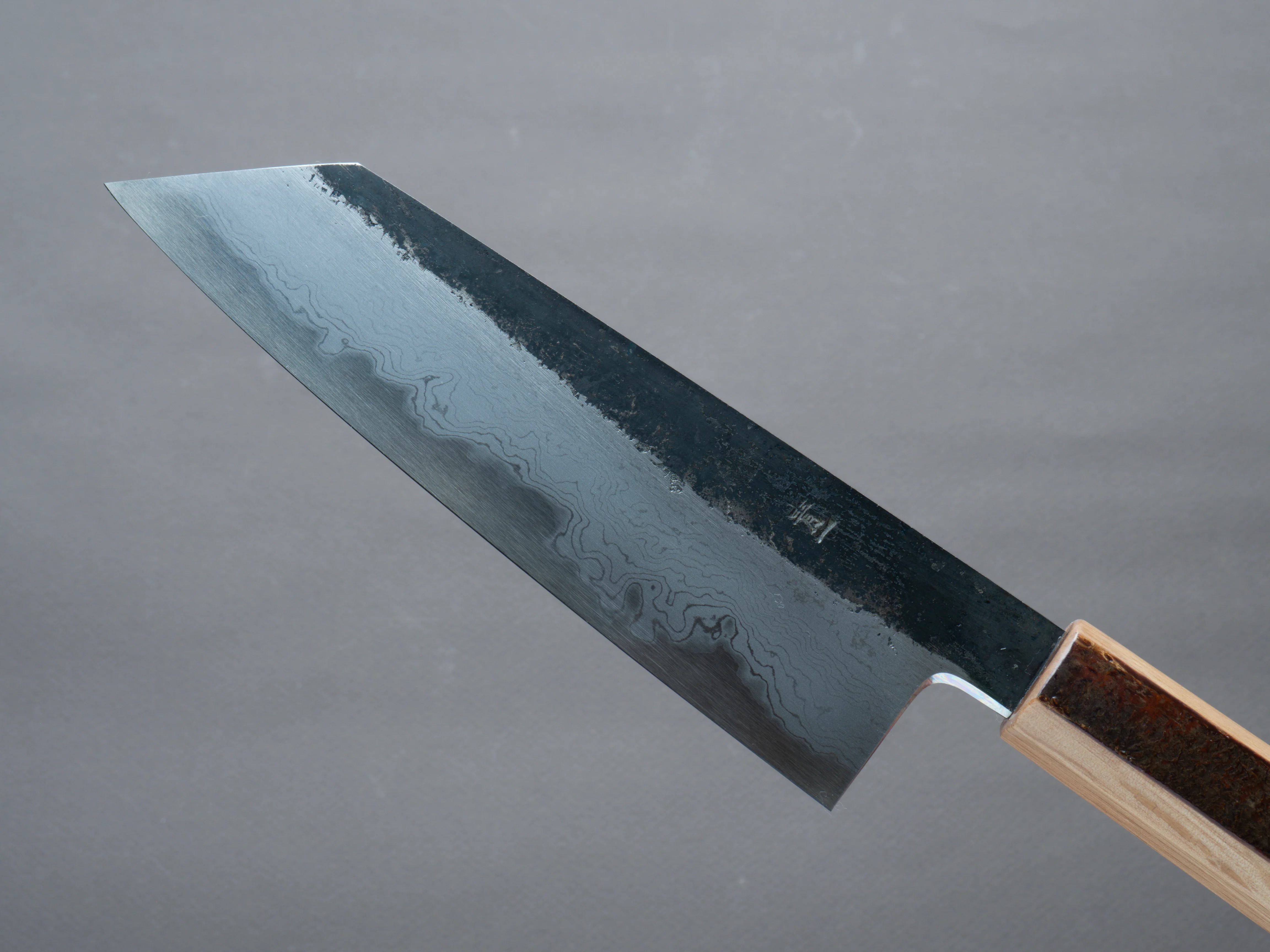 HADO - Sumi - Blue #1 - Damascus Kurouchi - 180mm Bunka - Oak and Cherry Bark Handle - Image 3