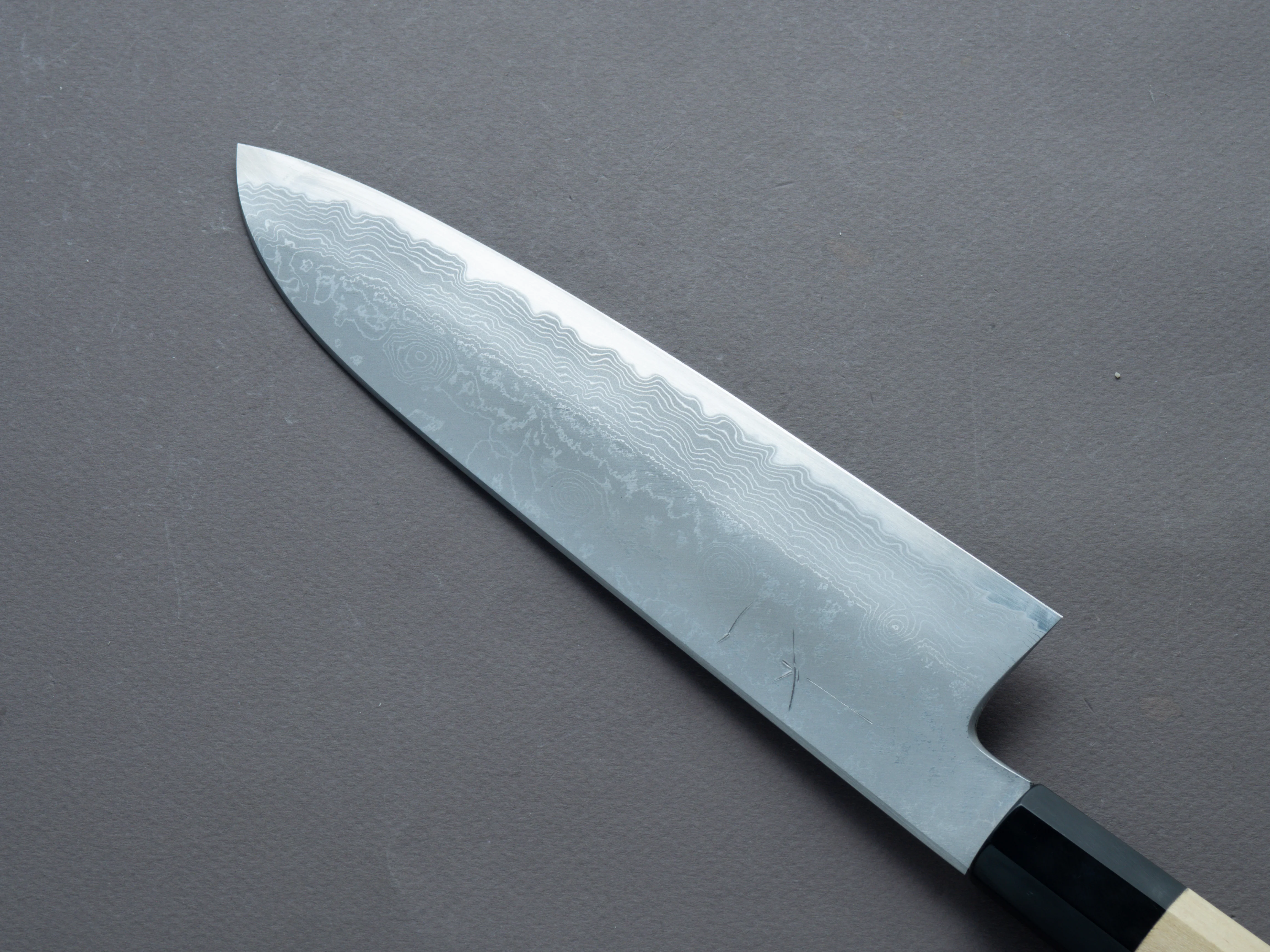 Hitohira - Gorobei x Kyuzo - White #2 Damascus - 210mm Gyuto - Magnolia Handle - Image 4
