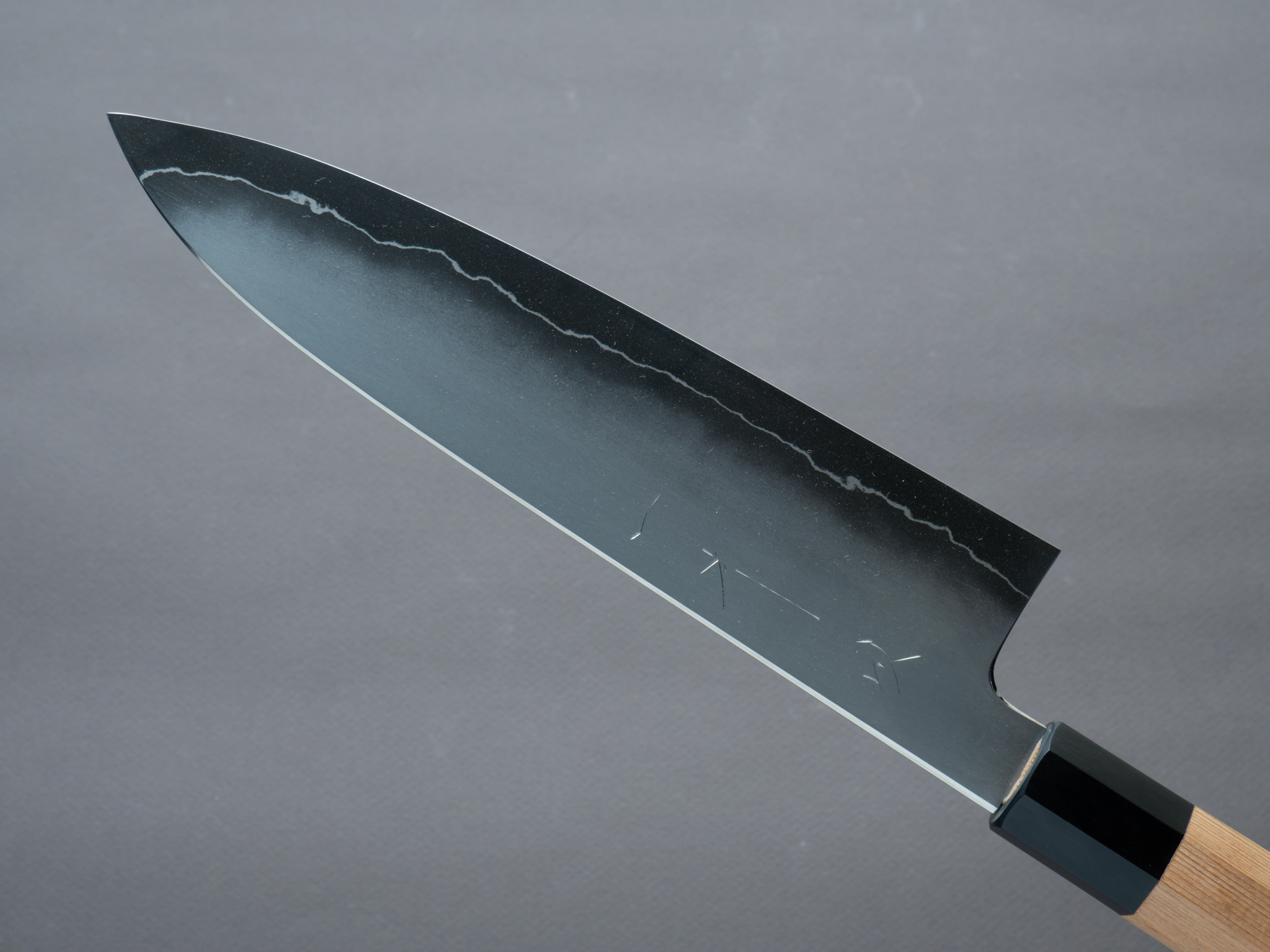 Hitohira - Kikuchiyo x Izo - Silver #3 - 210mm Gyuto - Yakusugi Cedar Handle (black horn ferrule) - Image 4