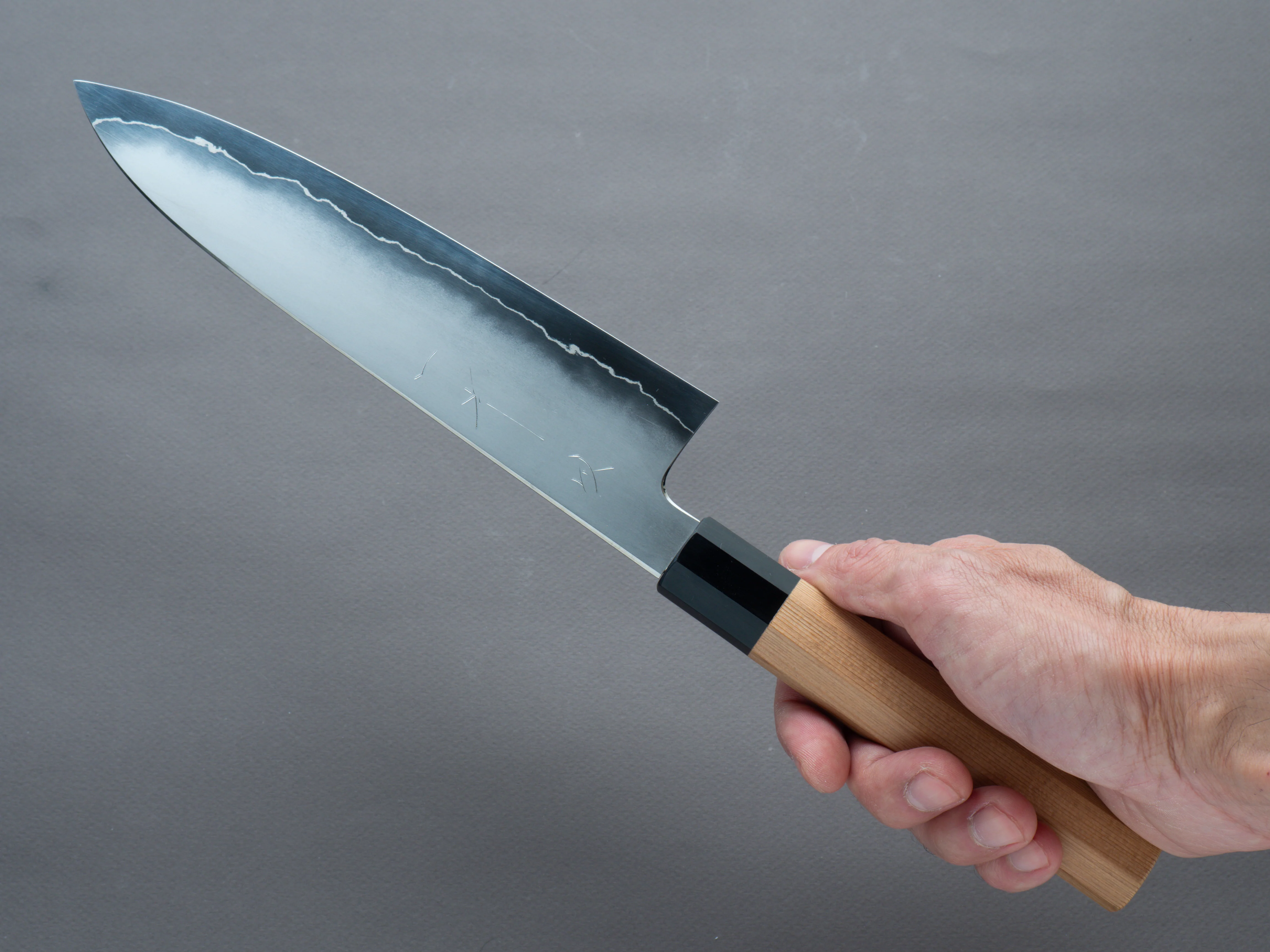 Hitohira - Kikuchiyo x Izo - Silver #3 - 210mm Gyuto - Yakusugi Cedar Handle (black horn ferrule) - Image 7
