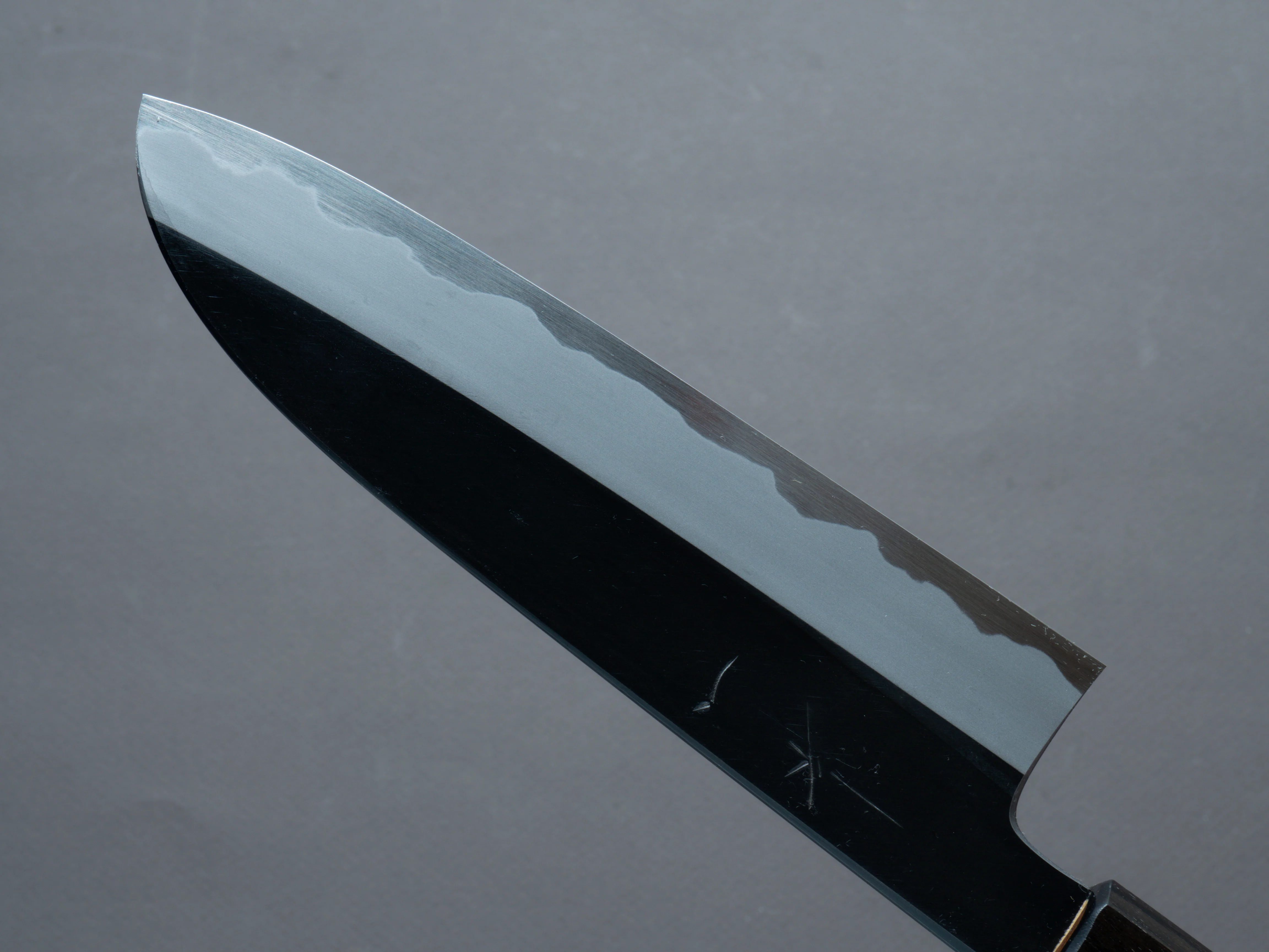 Hitohira - Kikuchiyo x Kyuzo - Blue #2 - Kurouchi - Santoku 180mm - Cherry Handle - Image 4