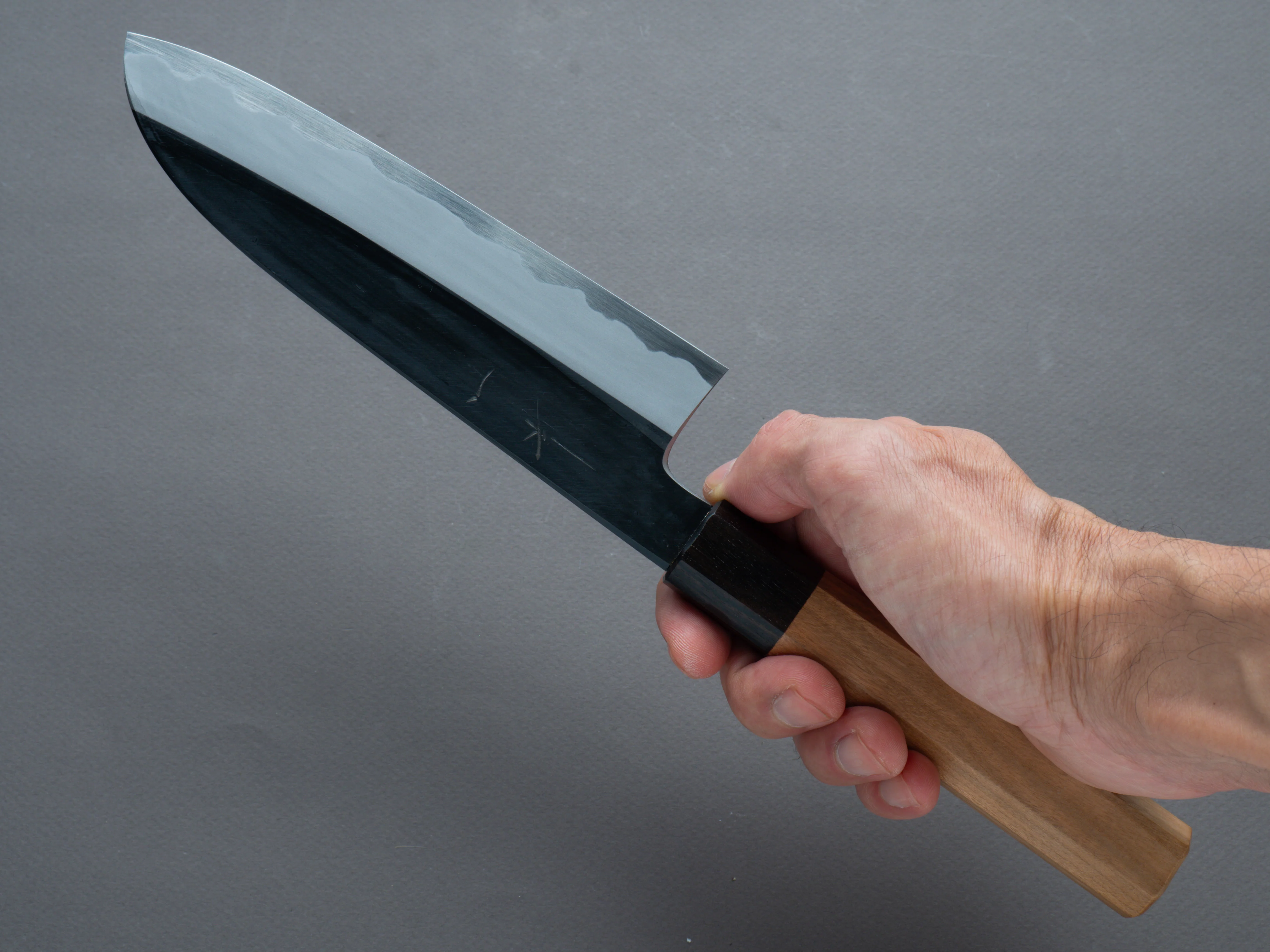 Hitohira - Kikuchiyo x Kyuzo - Blue #2 - Kurouchi - Santoku 180mm - Cherry Handle - Image 7