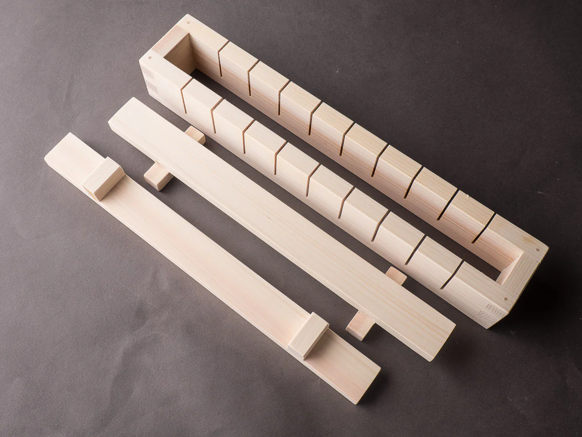 Komon - Hinoki Press Sushi Box - 10 Piece - Image 4