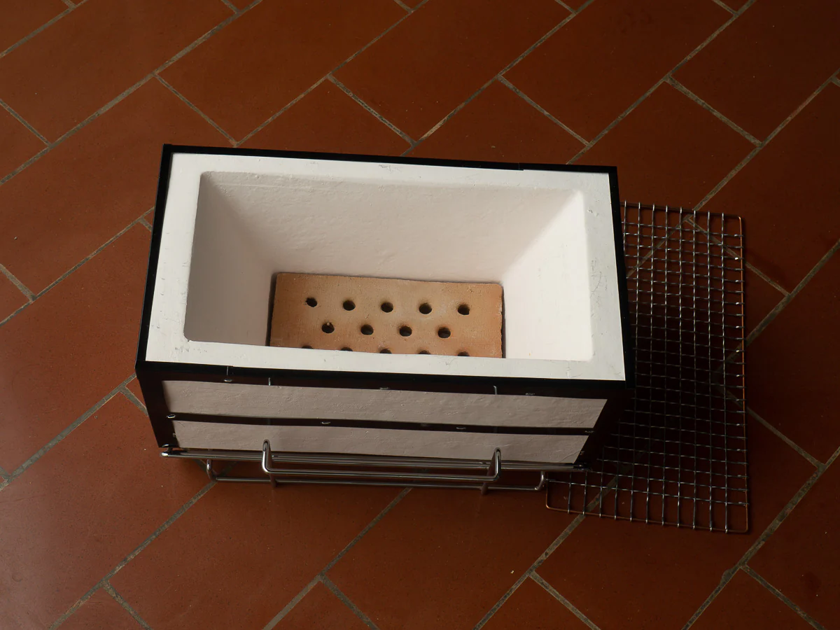 Komon - Kameshima Seitojo - Sumibi Yakitori Konro (Binchotan Grill) - (White, w/ Stand) - Image 2