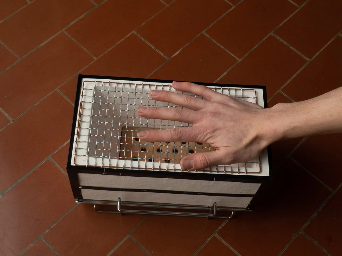 Komon - Kameshima Seitojo - Sumibi Yakitori Konro (Binchotan Grill) - (White, w/ Stand) - Image 5
