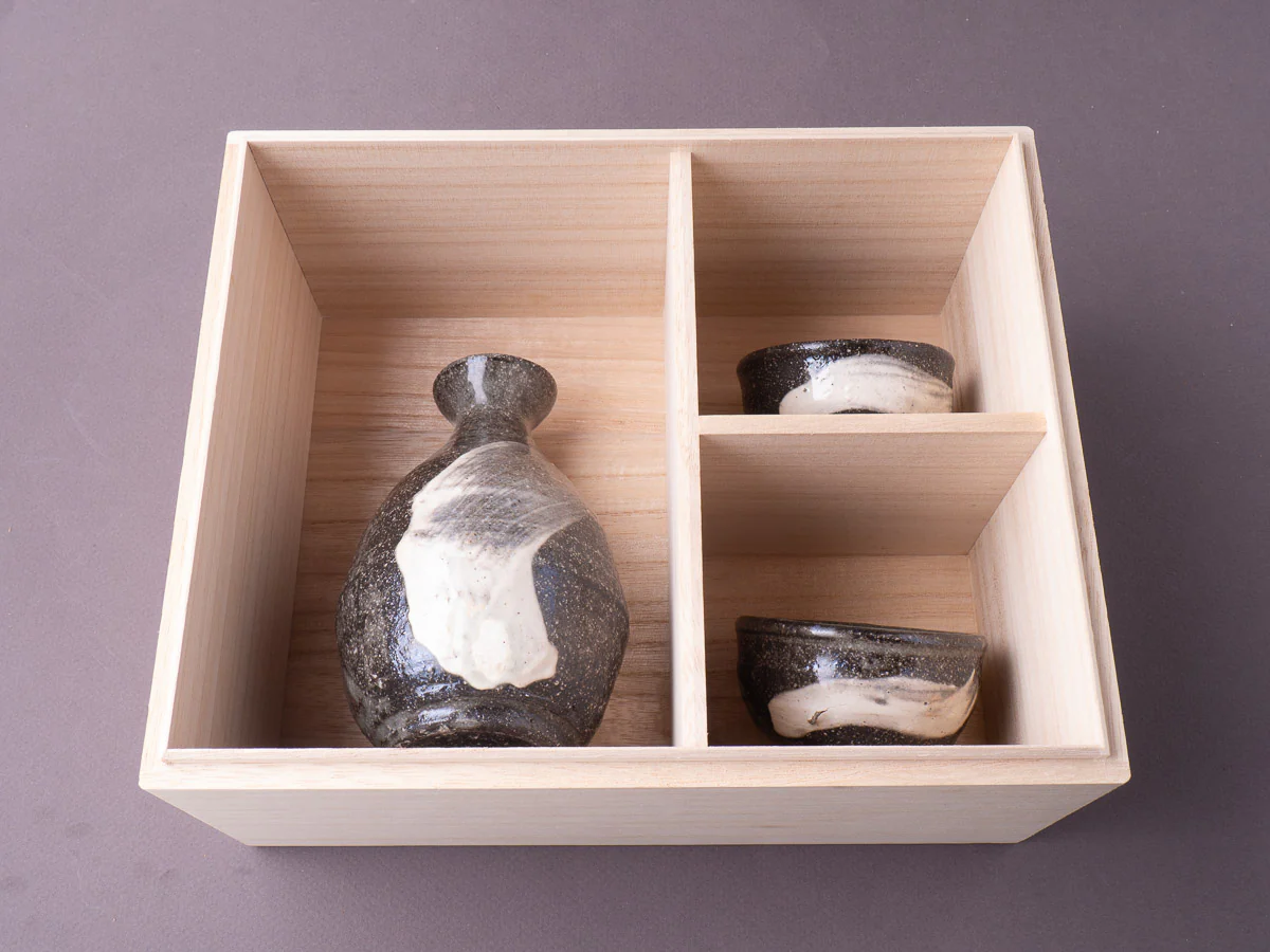 Komon - Seji Okuda - Sake Set w/ Kiri Gift Box - Hakame Finish