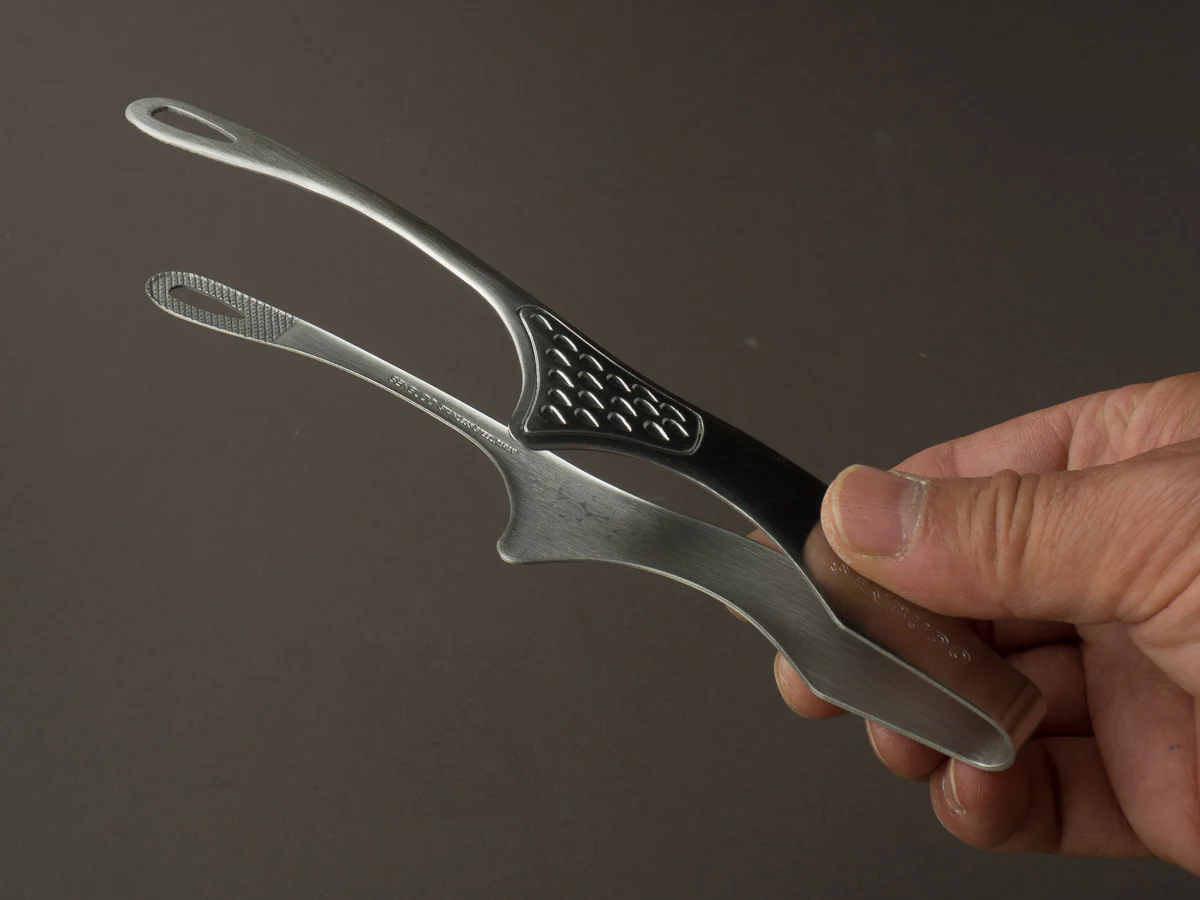 Komon - Senbudo Yakiniku Tongs - Medium with Stand - Image 3