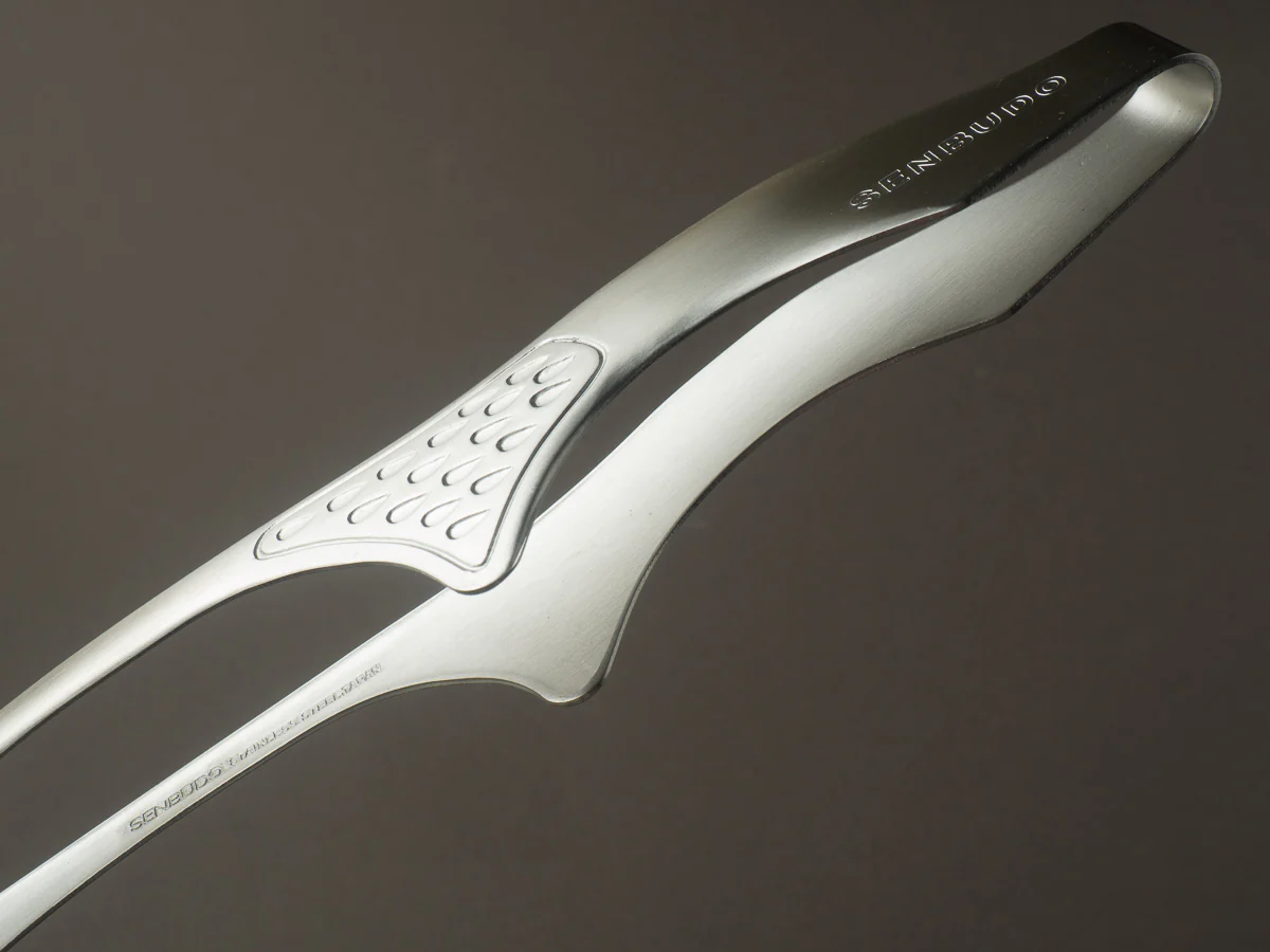 Komon - Senbudo Yakiniku Tongs - Medium with Stand - Image 6