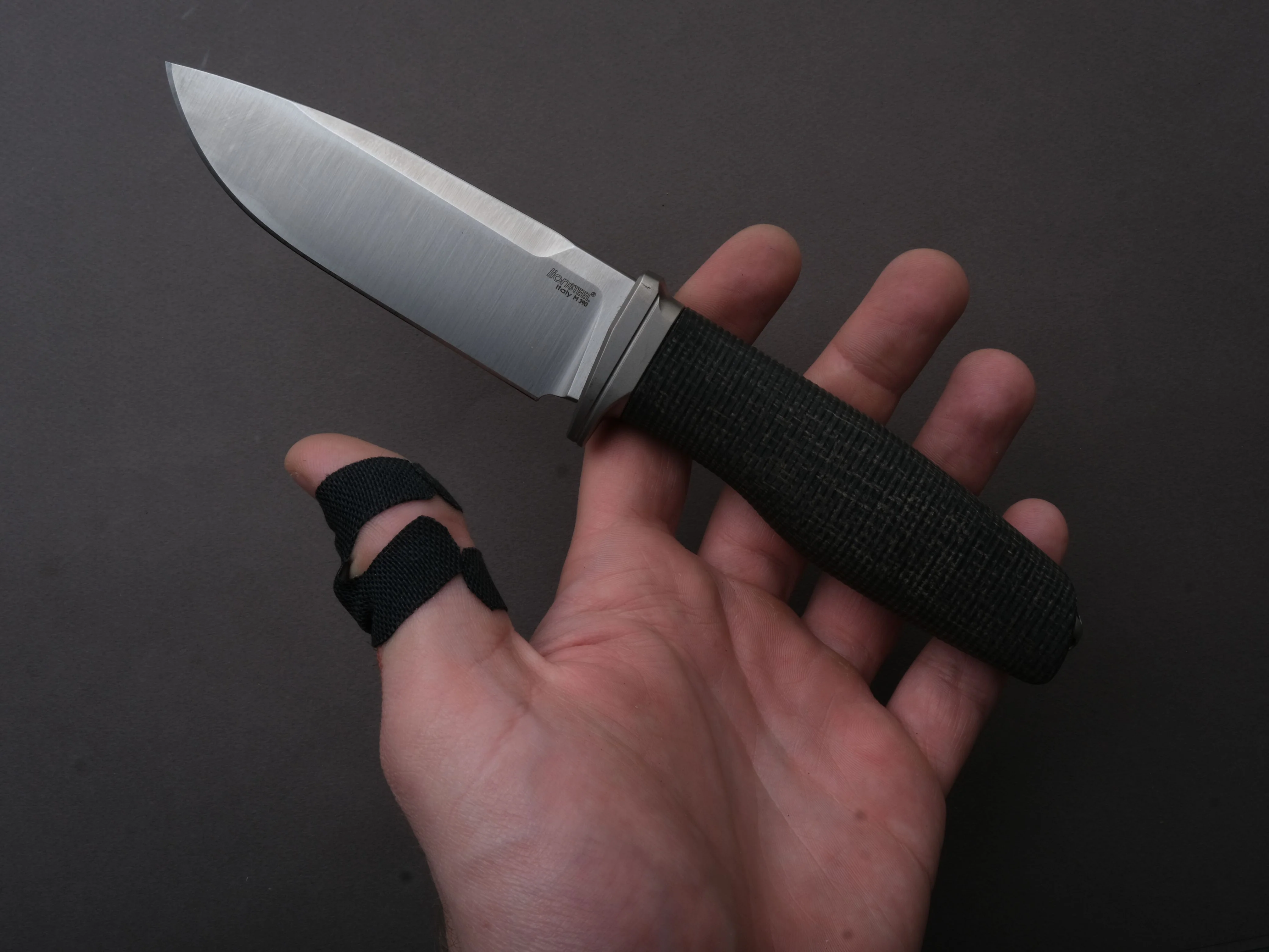 LionSTEEL - FIXED - Acha - M390 - Satin - 107mm - Black Burlap - Leather Sheath - Image 5