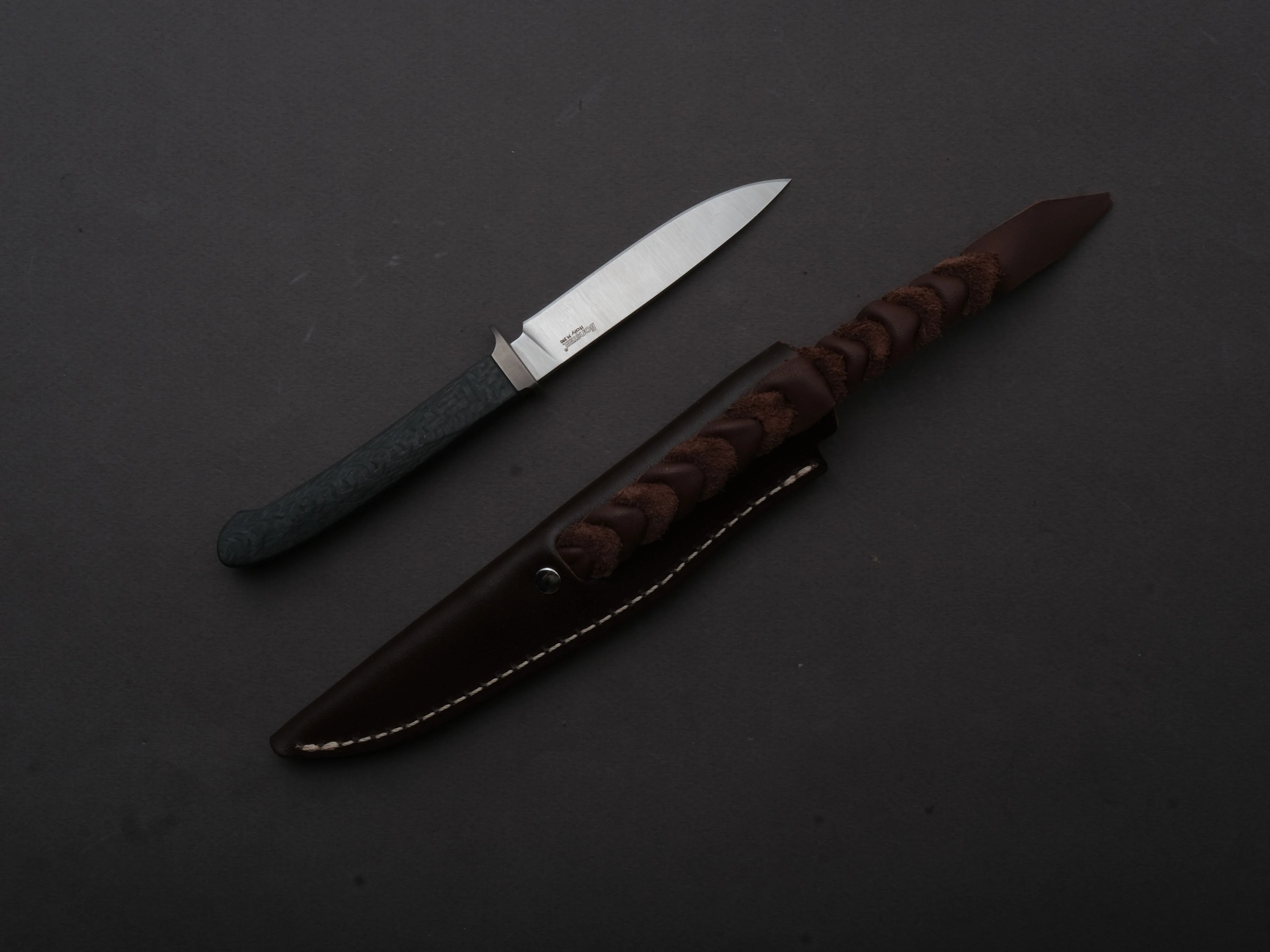 lionSTEEL - Fixed Blade - Ago - M390 - 80mm - Carbon Fiber - Leather Sheath - Image 2