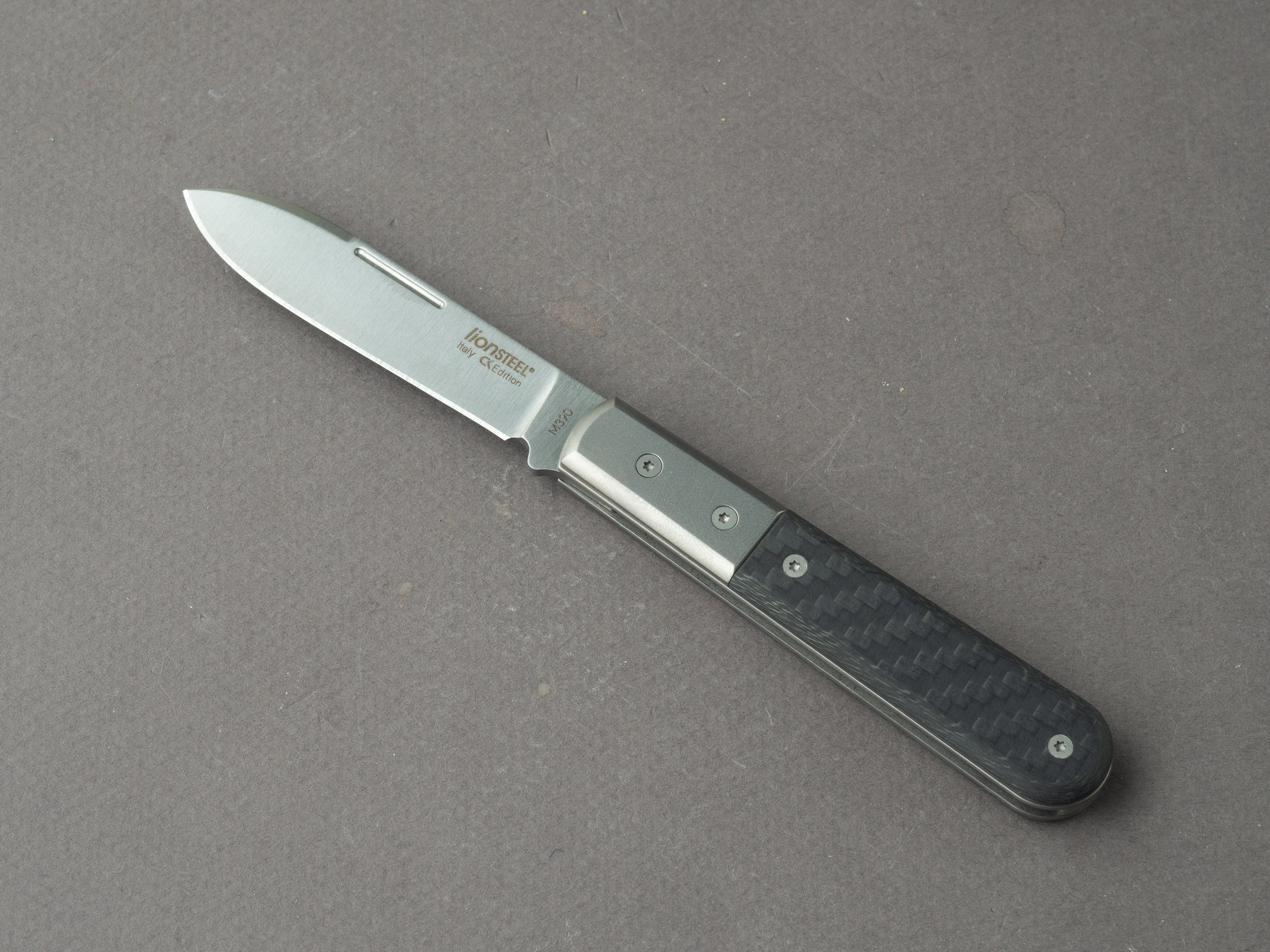 lionSTEEL - Folding Knife - Barlow - Roundhead - 65mm - M390 - Slip Joint - Carbon Fiber w/ Metal Bolster - Image 2