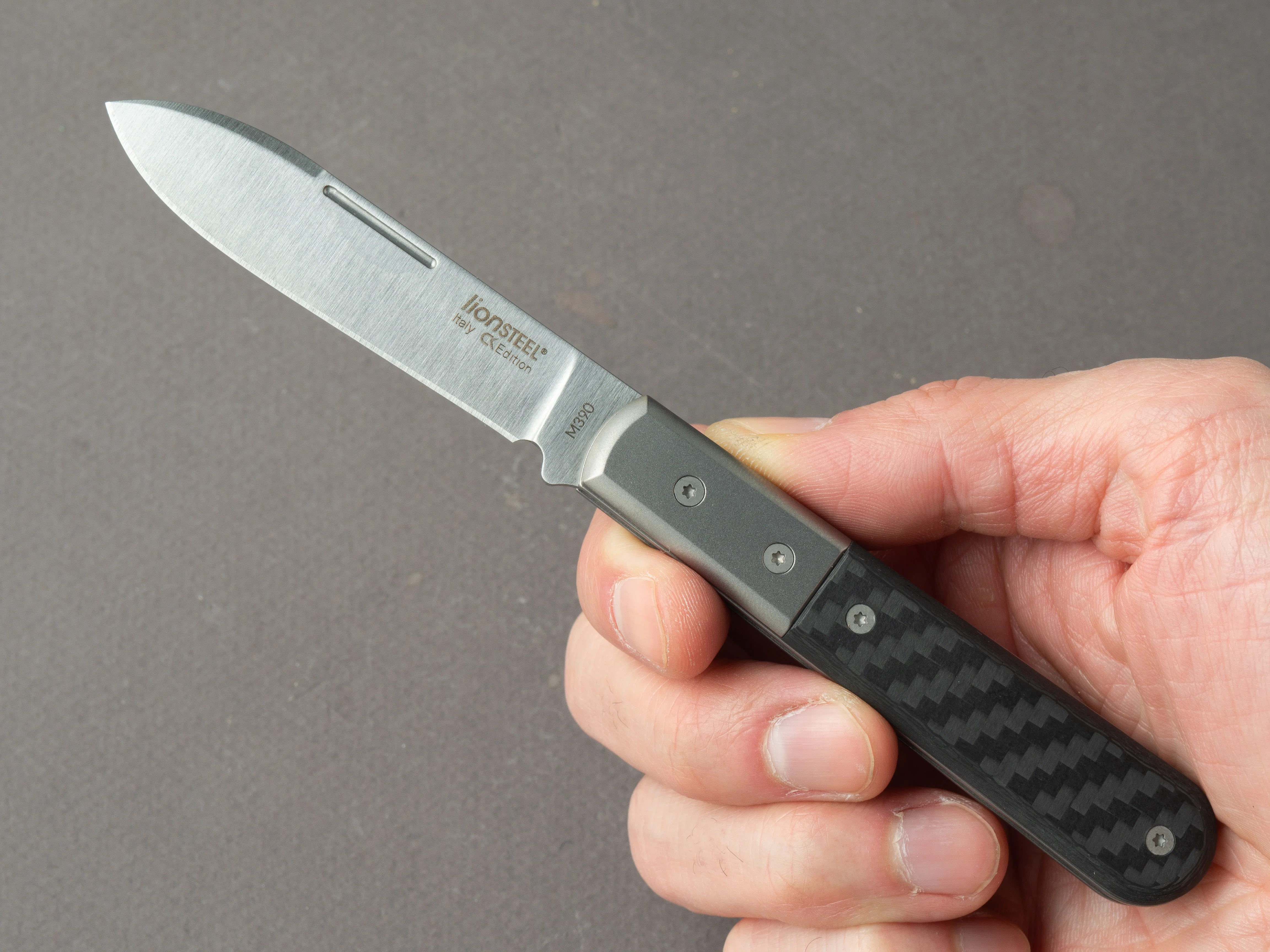 lionSTEEL - Folding Knife - Barlow - Roundhead - 65mm - M390 - Slip Joint - Carbon Fiber w/ Metal Bolster - Image 7
