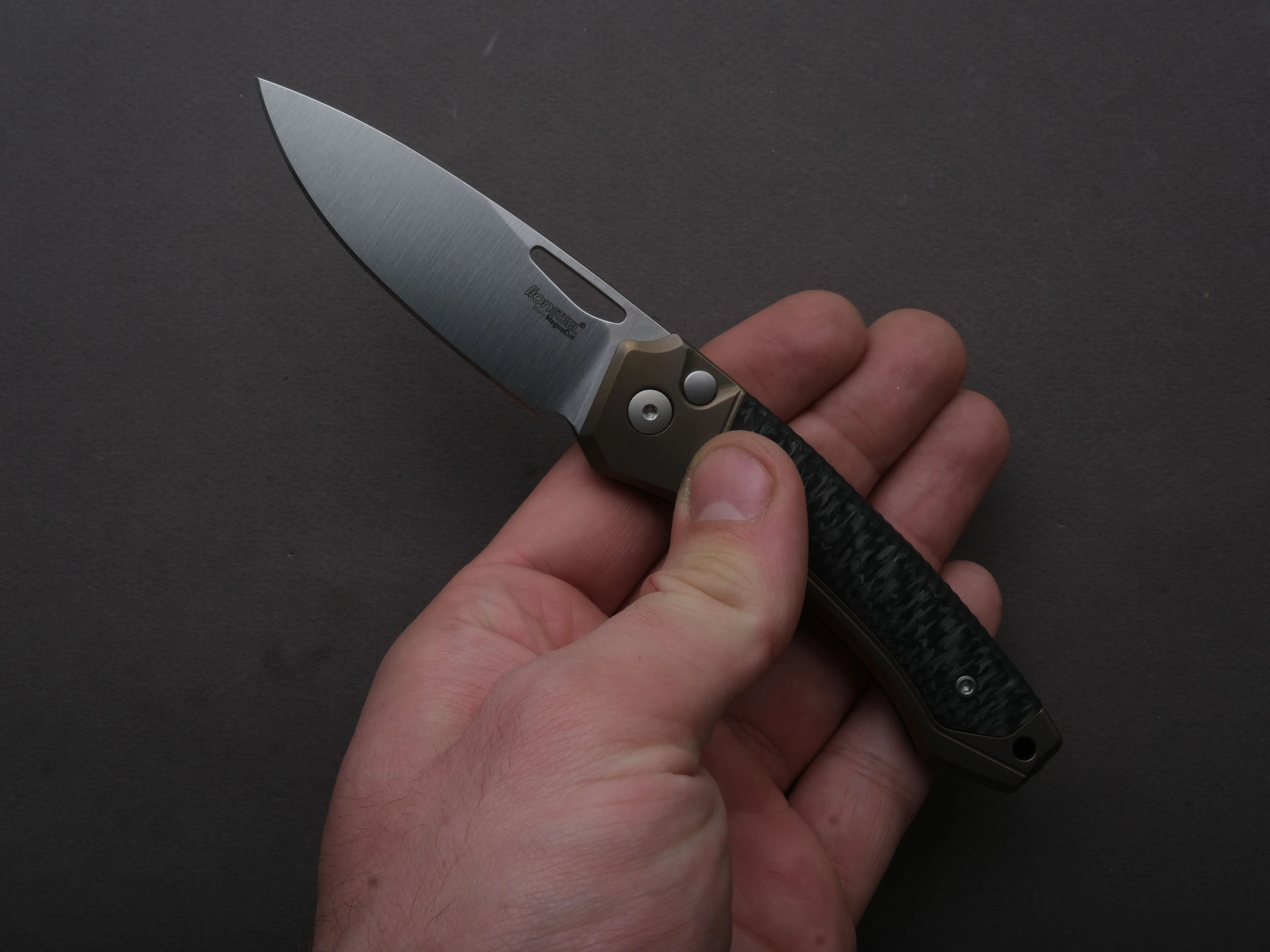 lionSTEEL - Folding Knife - Button Lock - Twain - MagnaCut - 80mm - Bronze Titanium Handle w/ Carbon Fiber Inlay - Image 4