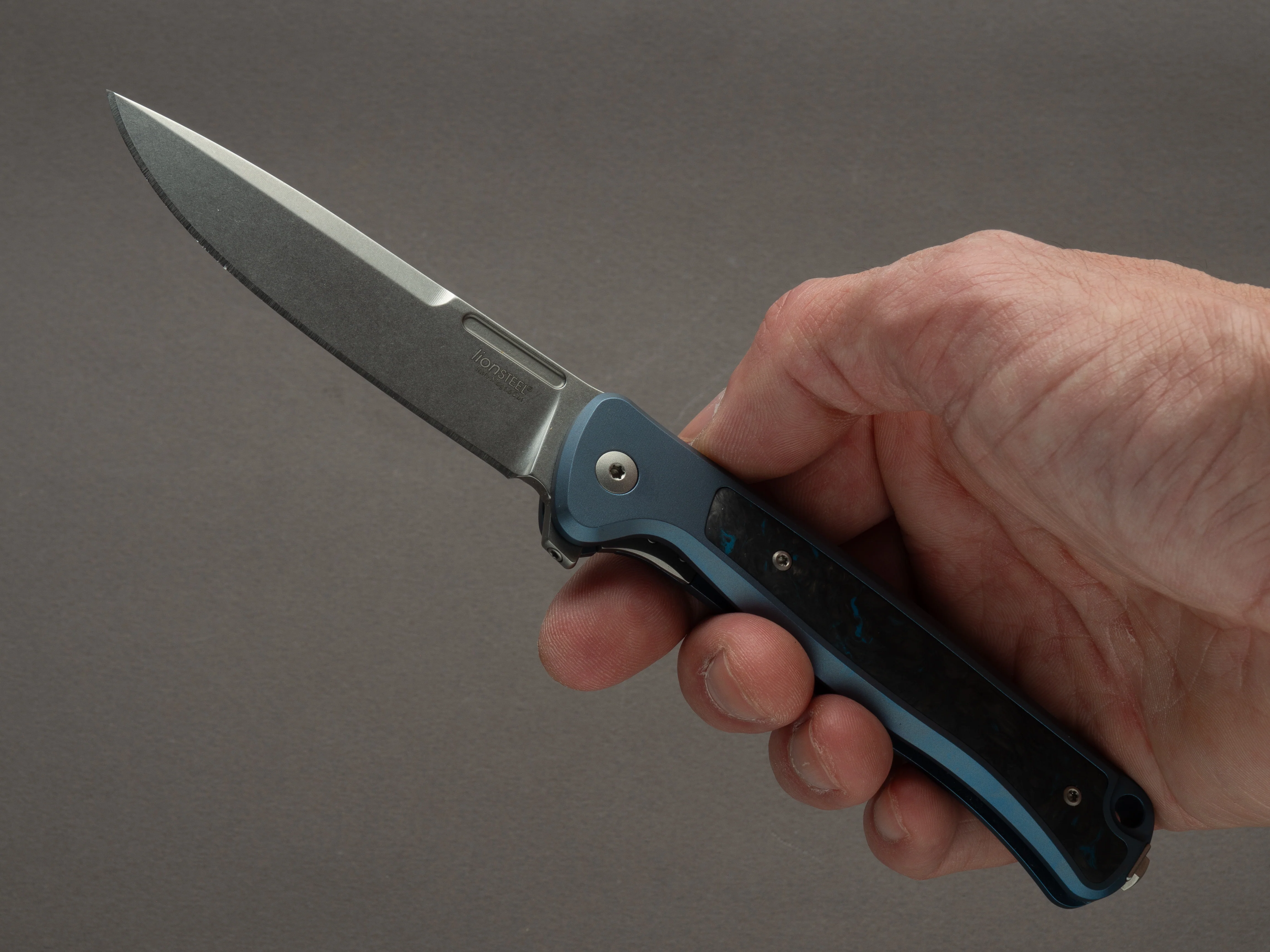 lionSTEEL - SOLID Folding Knife - Frame Lock - Skinny - MagnaCut - 85mm - Blue Titanium Handle - Image 6