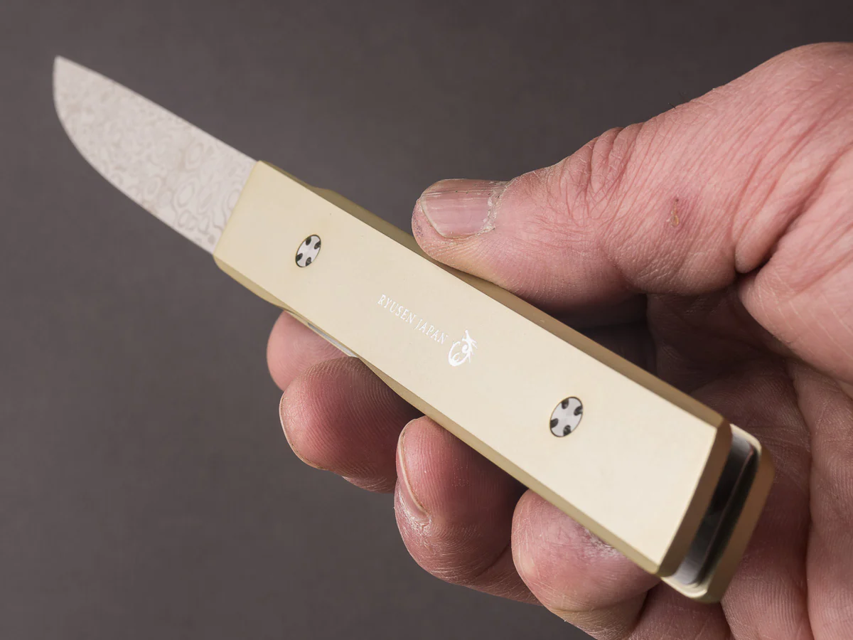 Ryusen - SK07 - Single Bevel Folding Steak Knife - Coreless Damascus - Champagne Gold Handle w/ Red Stitch Leather Case - Image 7
