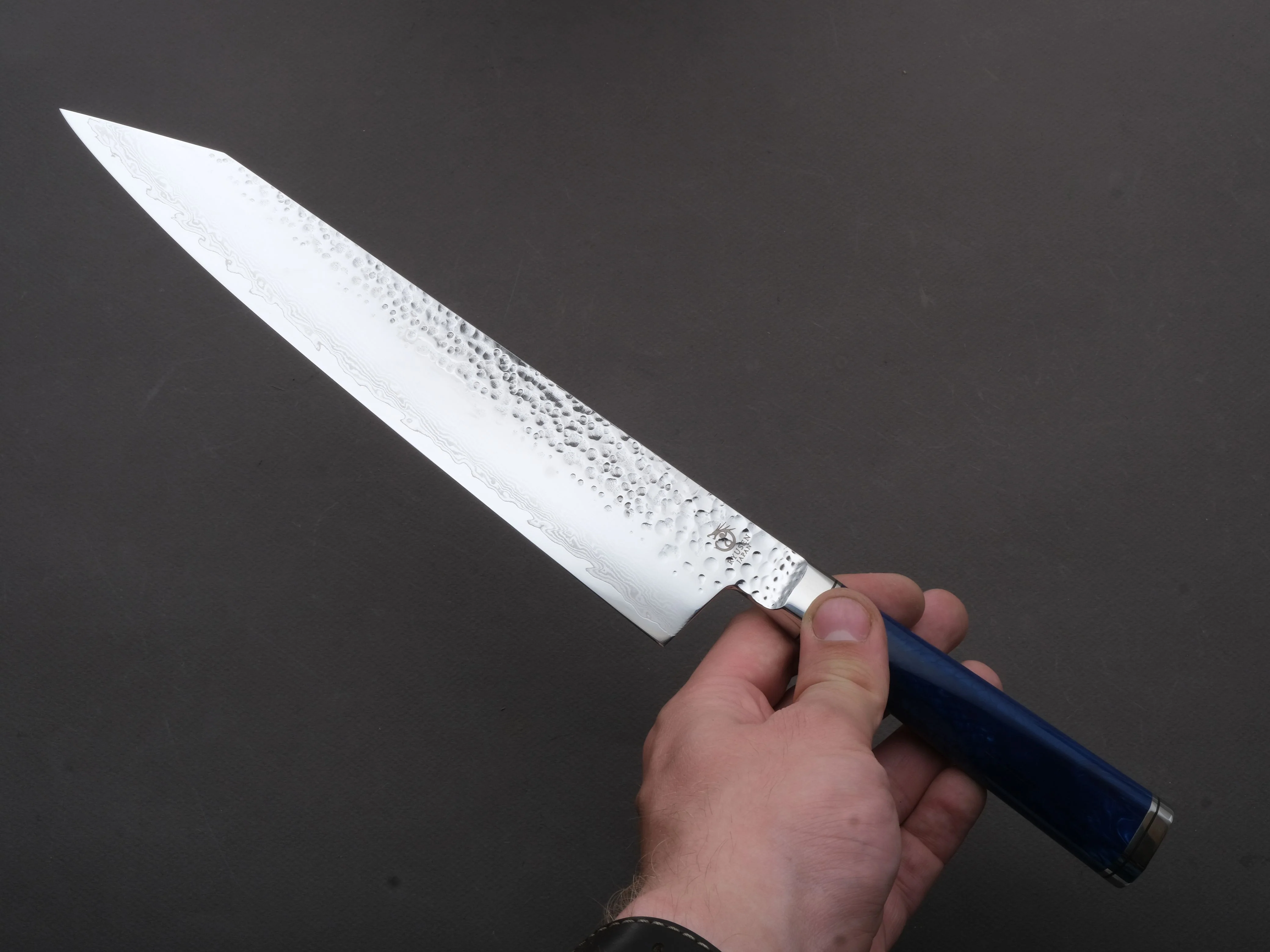 Ryusen - SOURYURIN - VG10W - Tsuchime Damascus - Gyuto - 240mm - Blue Resin Hybrid Handle - Image 4
