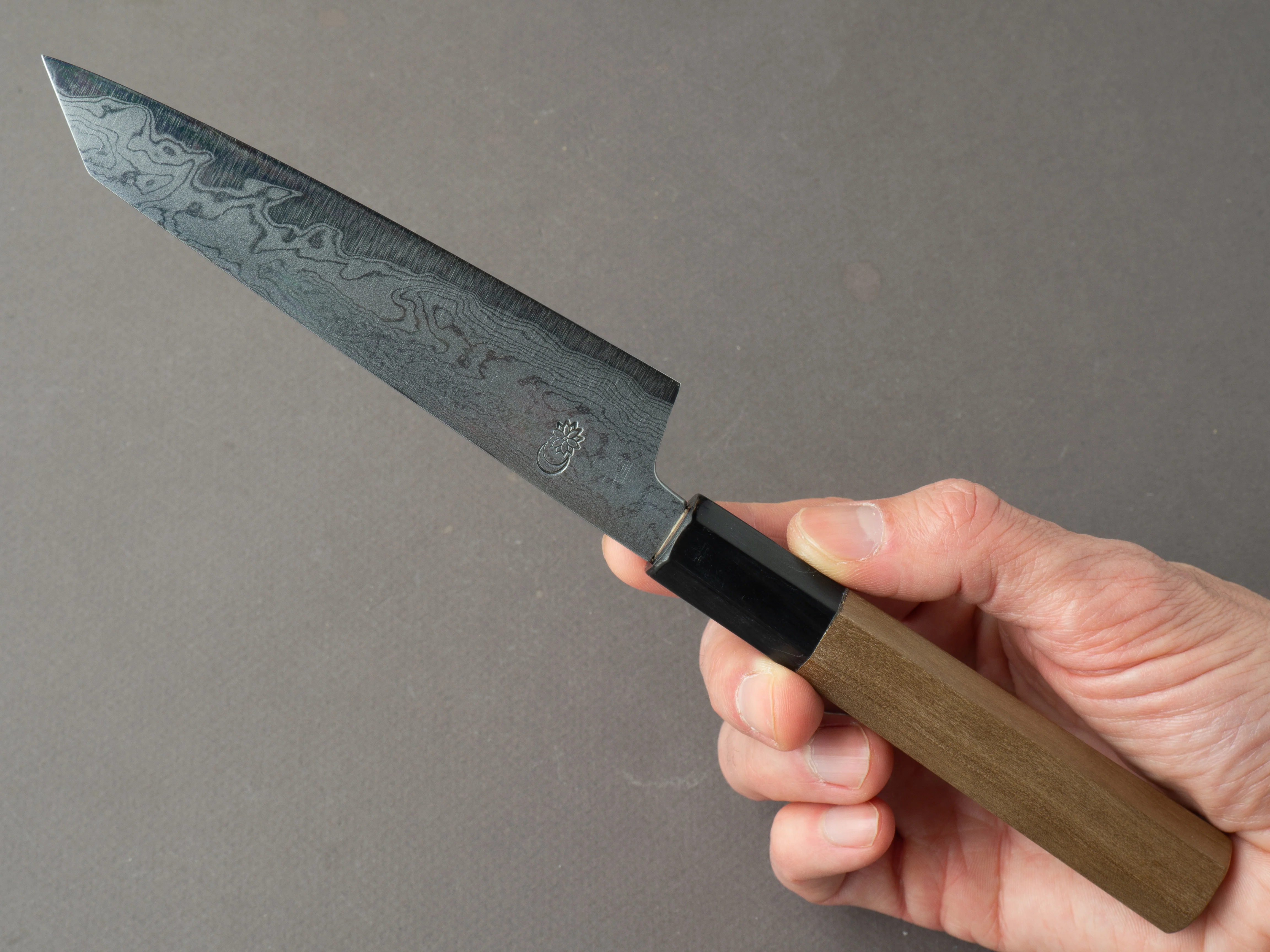 Sakai Kikumori - Kikuzuki Uzu - Blue #1 - Damascus - Kiritsuke Petty - 135mm - Magnolia Handle - Image 7