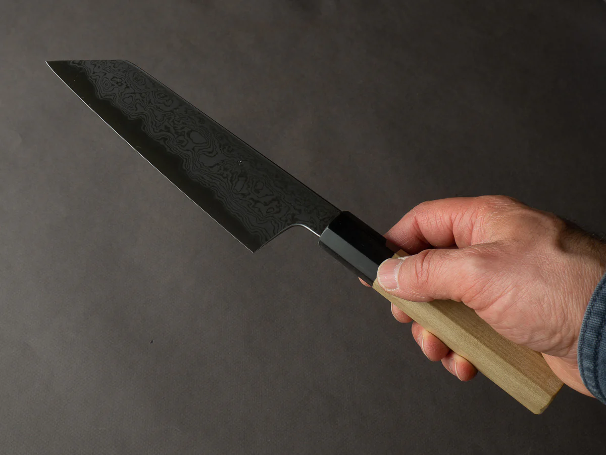Sakai Kikumori - Kikuzuki Uzu - Blue #1 - Damascus - Kiritsuke Santoku - 180mm - Magnolia Handle - Image 6