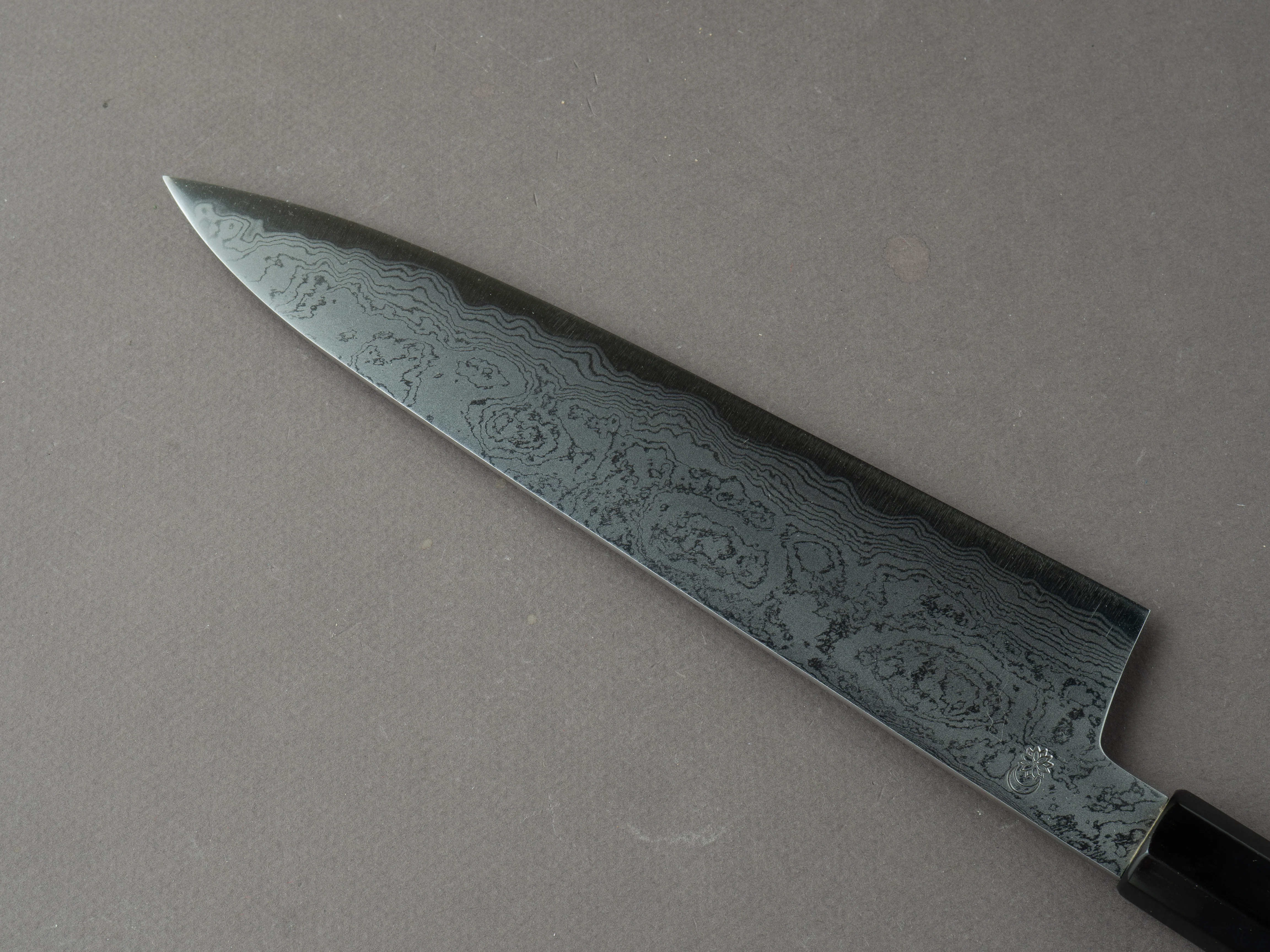 Sakai Kikumori - Kikuzuki Uzu - Blue #1 - Damascus - Gyuto - 240mm - Magnolia Handle - Image 4