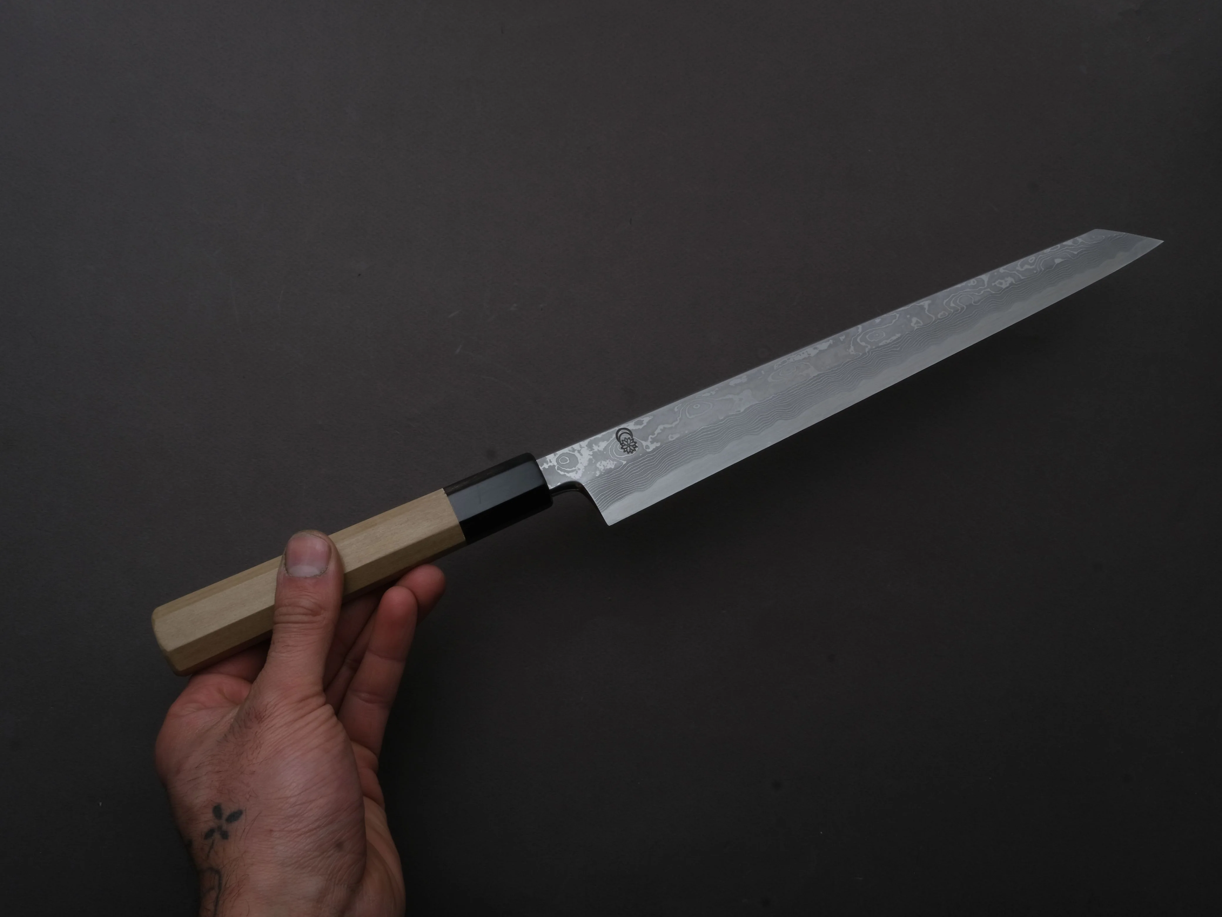 Sakai Kikumori - Kikuzuki Uzu - Blue #1 - Damascus - Kiritsuke Yanagiba - 270mm - Magnolia Handle - Image 4